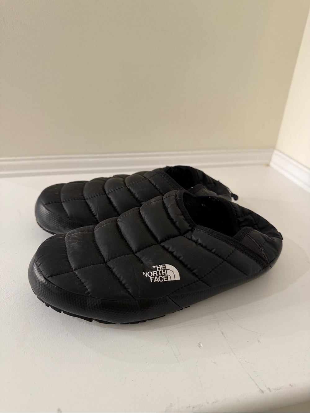 The North Face unisex Black Quilted Slip-On Slippers